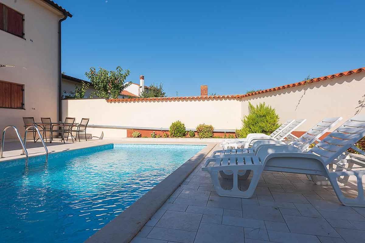 House Melly With Swimming Pool Villa Ровинско село Екстериор снимка