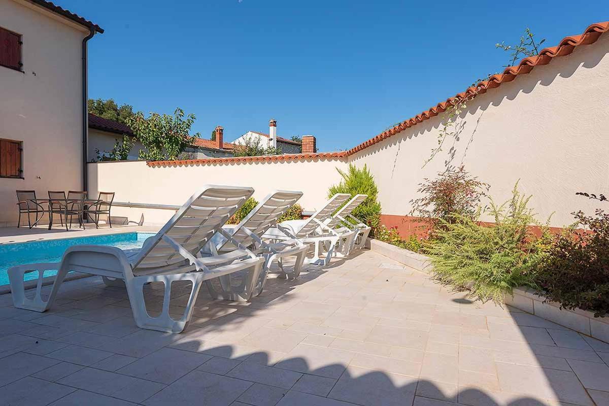 House Melly With Swimming Pool Villa Ровинско село Екстериор снимка