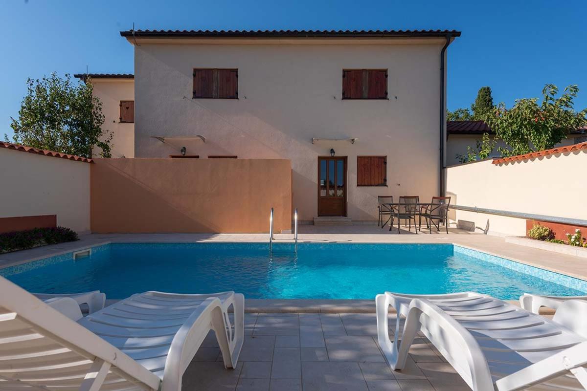 House Melly With Swimming Pool Villa Ровинско село Екстериор снимка