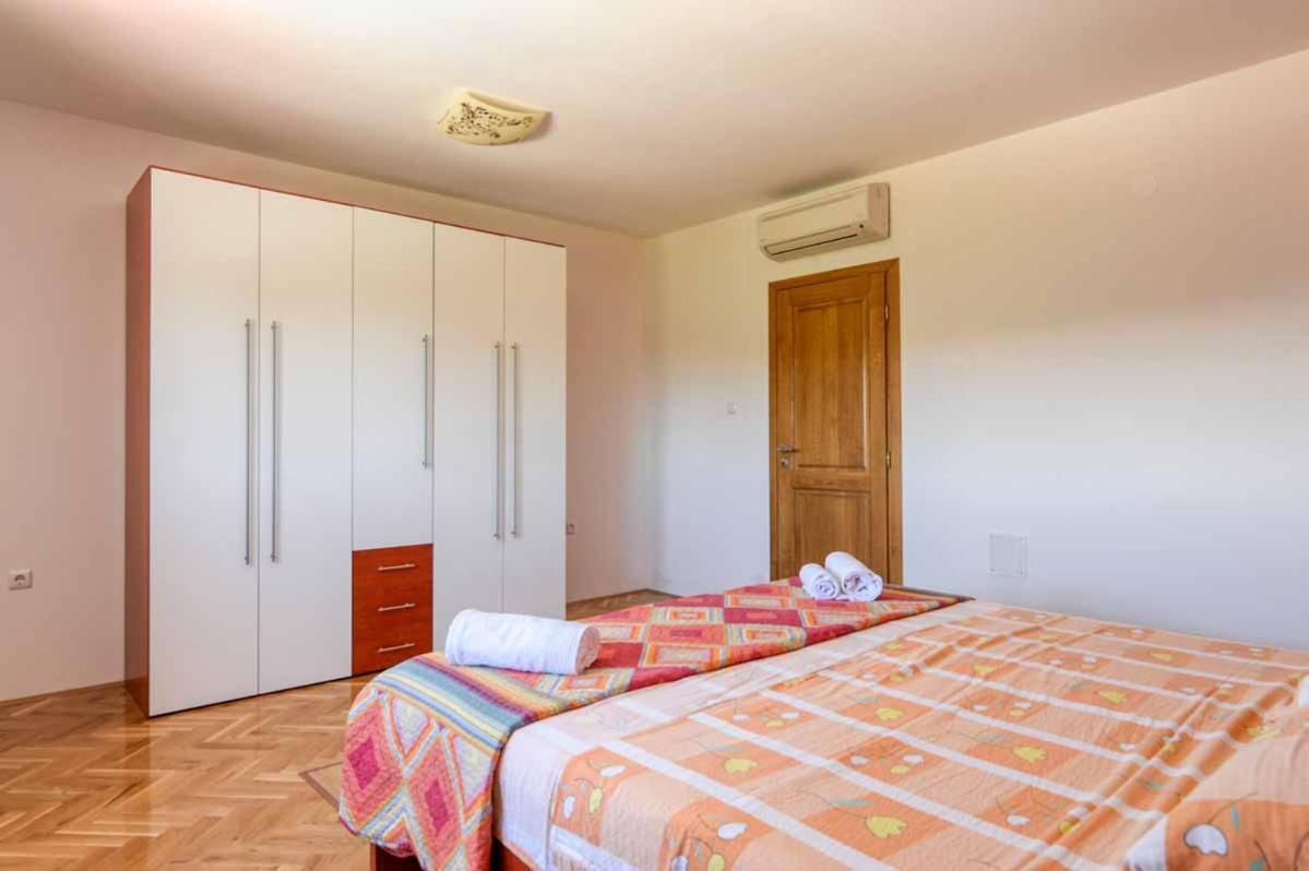 House Melly With Swimming Pool Villa Ровинско село Екстериор снимка