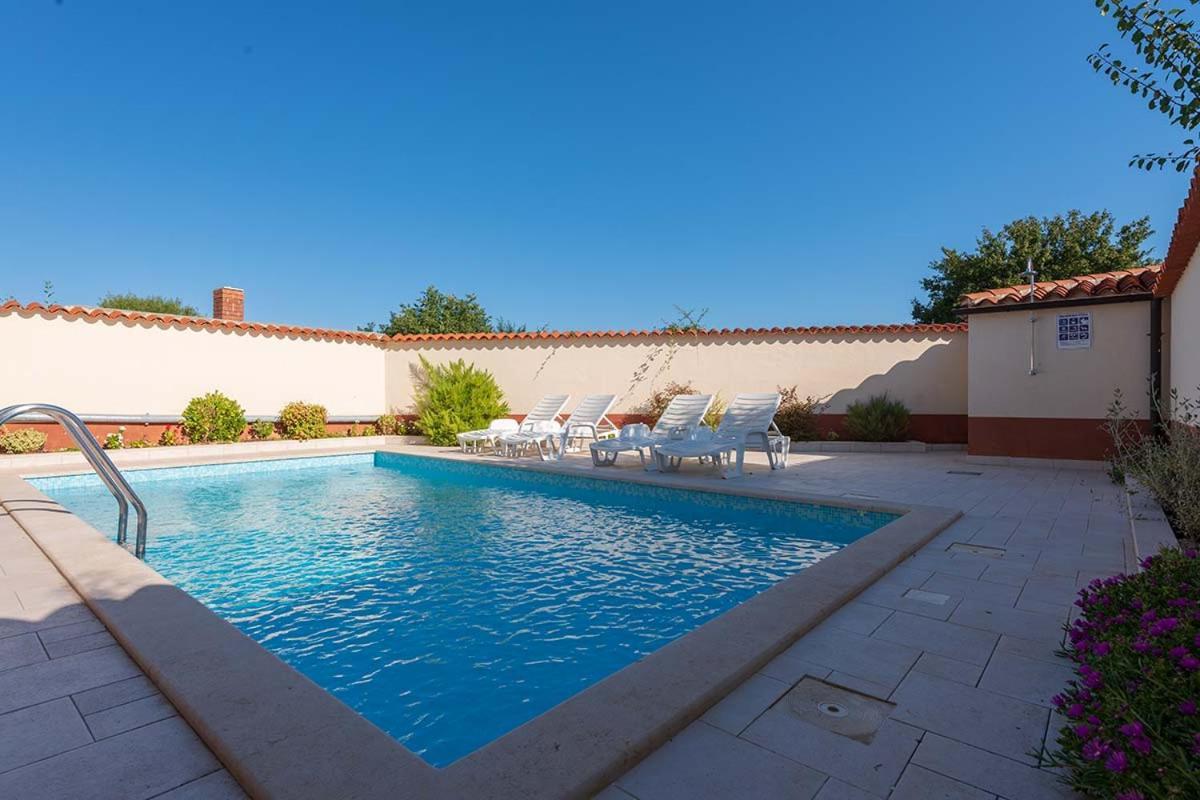 House Melly With Swimming Pool Villa Ровинско село Екстериор снимка
