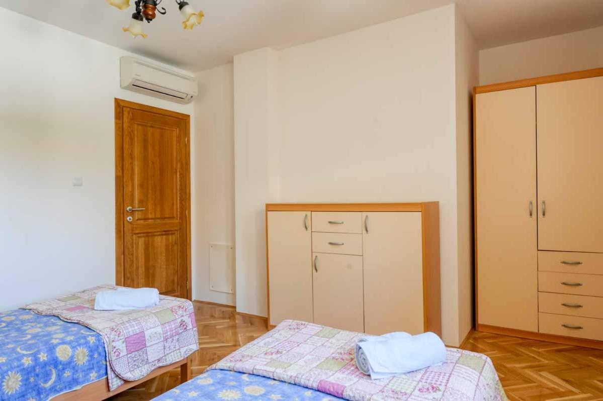 House Melly With Swimming Pool Villa Ровинско село Екстериор снимка