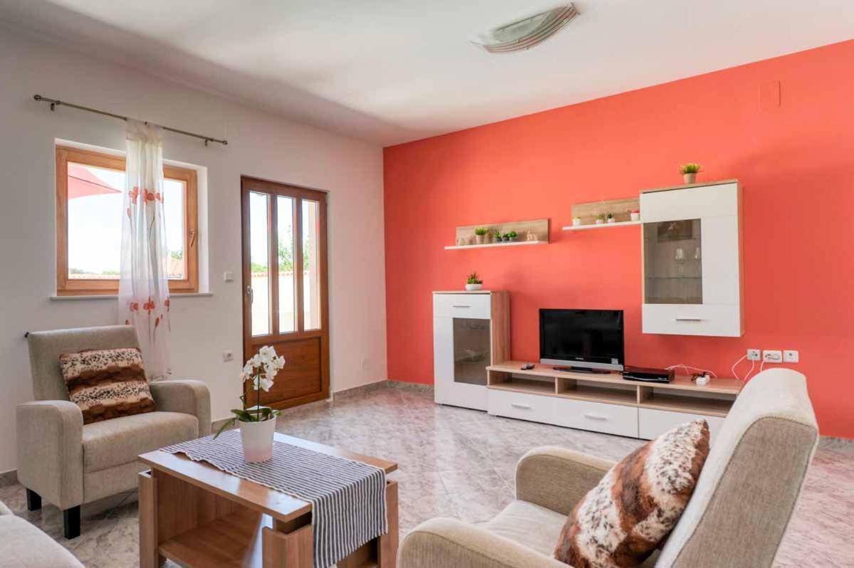 House Melly With Swimming Pool Villa Ровинско село Екстериор снимка